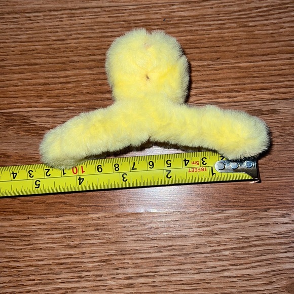 Fluffy Yellow Hair Clip - Picture 4 of 8